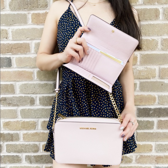 Gaby’sBags👜 bundle Michael Kors Crossbody wallet - Picture 3 of 3